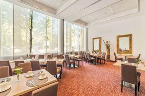 Daily buffet breakfast for a fee - Best Western Plus Hotel Dresden City (Dresden)