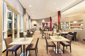 Petit déjeuner buffet (23 EUR par personne)