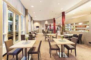 Tägliches Frühstücksbuffet (23 EUR pro Person)