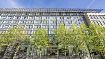 Een modern gebouw met een glazen gevel, een duidelijke ingang en een bord waarop staat Best Western hotel.