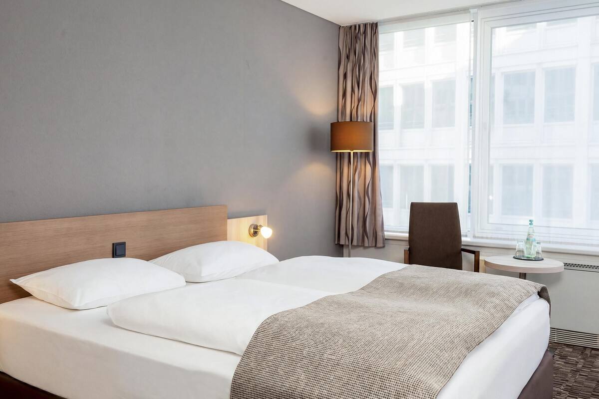 Standaard kamer, 1 tweepersoonsbed | Hypoallergeen beddengoed, een bureau, een laptopwerkplek