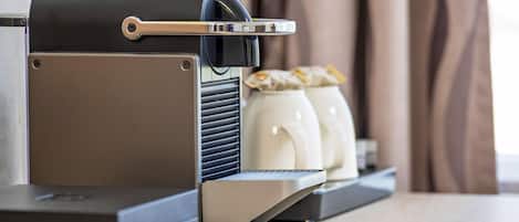 A coffee machine with a built-in grinder and a tray for coffee cups.