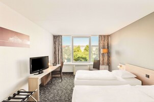 Standard Room, 2 Single Beds | Hypo-allergenic bedding, desk, laptop workspace, blackout curtains