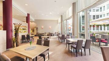 Tägliches Frühstücksbuffet (23 EUR pro Person)