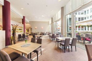 Petit déjeuner buffet (23 EUR par personne)