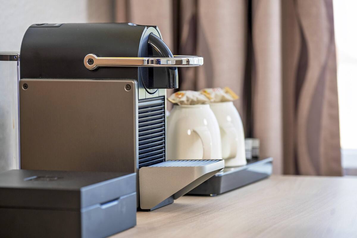 Hypoallergeen beddengoed, een bureau, een laptopwerkplek