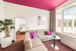 Suite, 1 Double Bed | Living area | 42-inch flat-screen TV with cable channels, TV