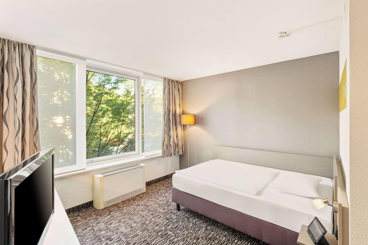 Standard Room, 1 Queen Bed, Accessible | Hypo-allergenic bedding, desk, laptop workspace, blackout drapes