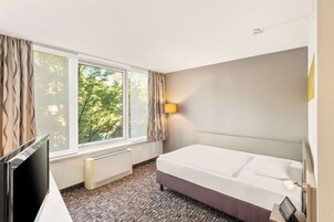 Standard Room, 1 Queen Bed, Accessible | Hypo-allergenic bedding, desk, laptop workspace, blackout curtains