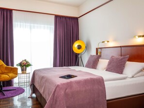 Classic Comfort Room, 1 King Bed, Courtyard View, Pets Allowed