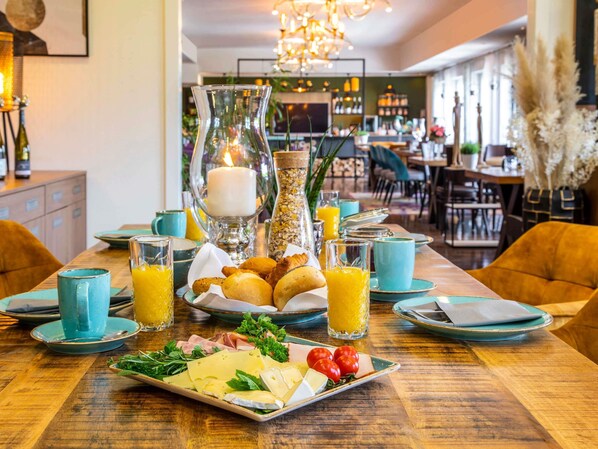 Petit déjeuner buffet (25 EUR par personne)