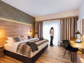 Privilege, Room, 1 King Bed, Courtyard View