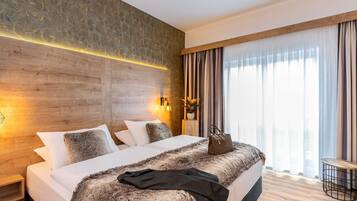 Privilege, Zimmer, 1 King-Bett, Blick auf den Innenhof | Hochwertige Bettwaren, Pillowtop-Betten, Zimmersafe, Schreibtisch