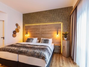 Privilege, Kamar, 1 Tempat Tidur King, pemandangan halaman | Seprai premium, bantalan ekstra lembut, brankas, dan meja kerja