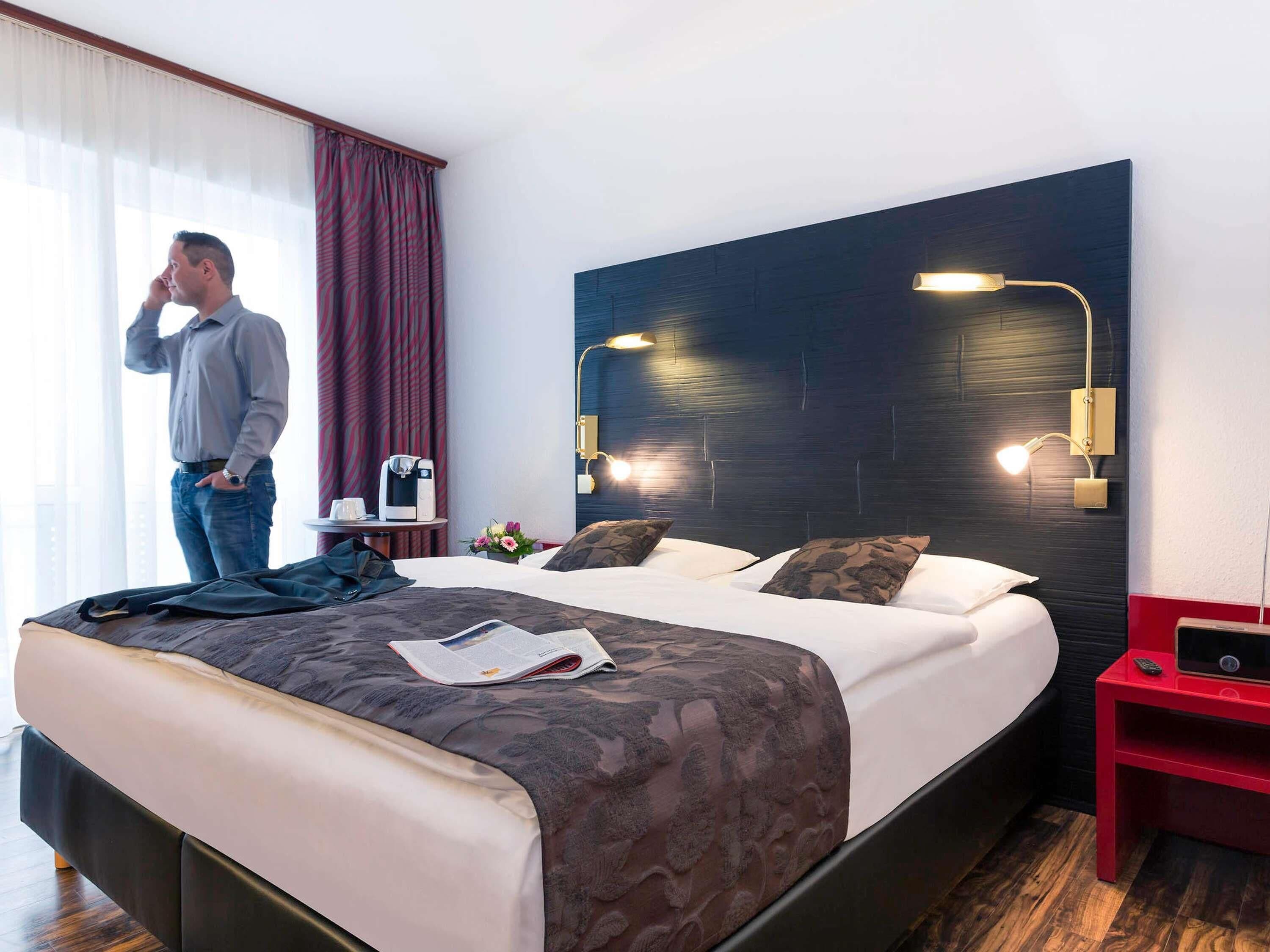 Classic Comfort Room, 1 King Bed, Courtyard View, Pets Allowed