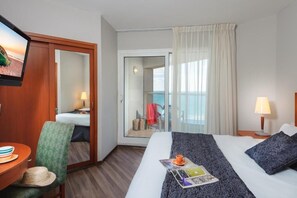 Suite Junior, balcon, vue sur la mer | Coffre-fort, bureau, accĂšs au Wi-Fi (inclus), literie fournie
