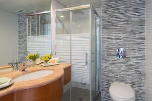 Suite junior, vista a la ciudad (Standard) | 1 habitación, caja de seguridad en la habitación y escritorio 