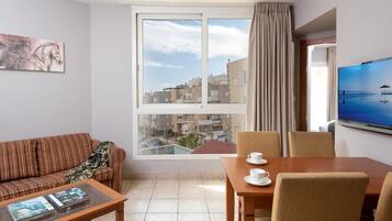 Suite junior, vista a la ciudad (Standard) | 1 habitación, caja de seguridad en la habitación y escritorio