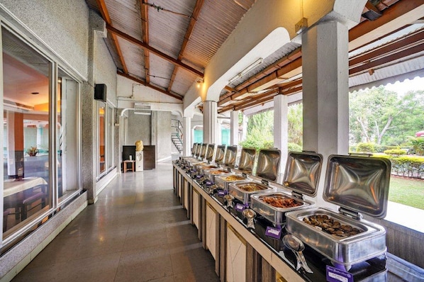 Spécialités Cuisine indienne, vue sur la piscine