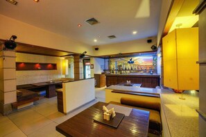 Bar à cocktails, vue sur la piscine, ouvert tous les jours