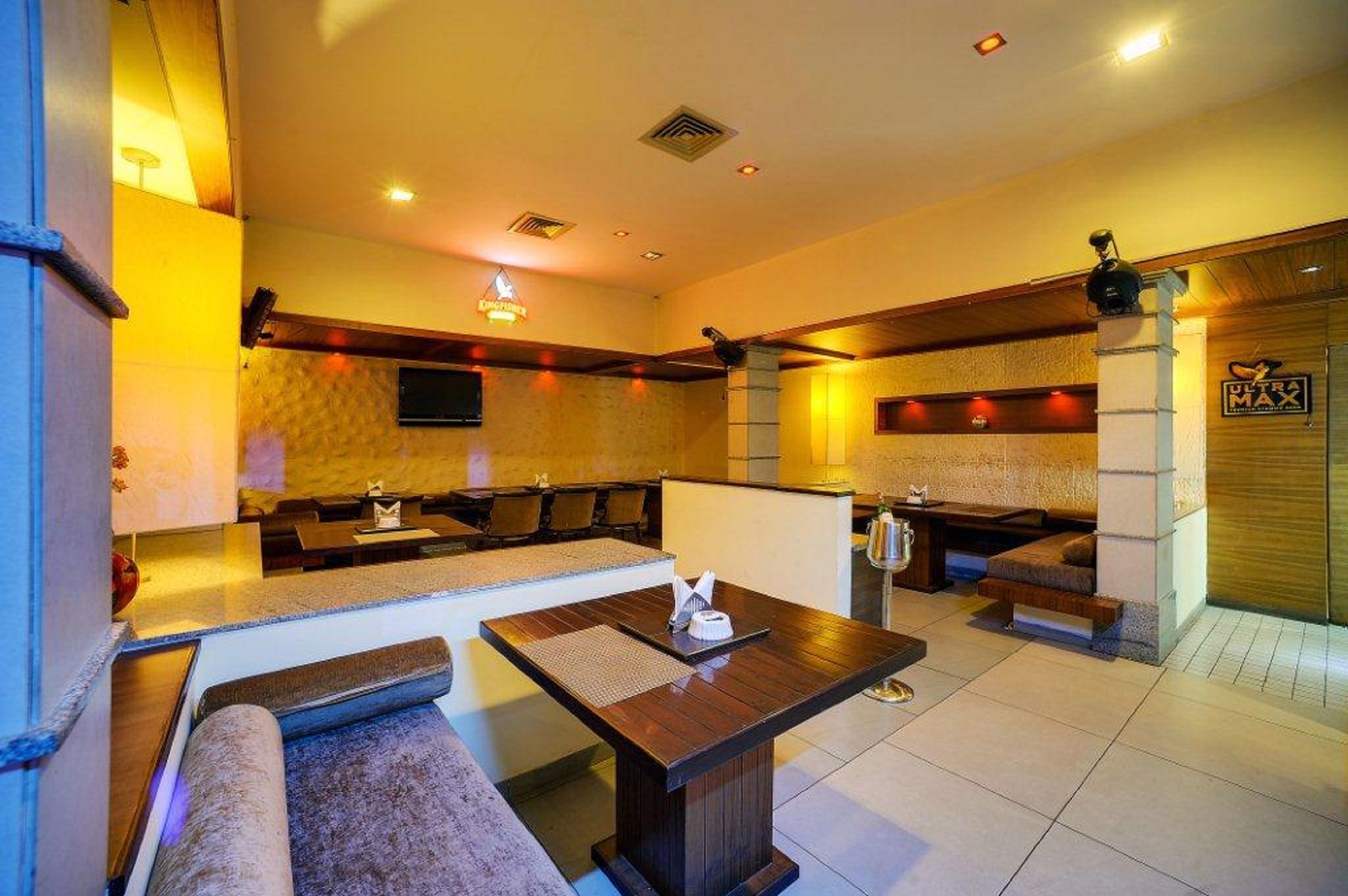 Ein Restaurant mit einer langen Theke, Sitzecken und einer Bar.