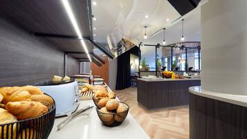 Frukostbuffé varje dag (EUR 13 per person)