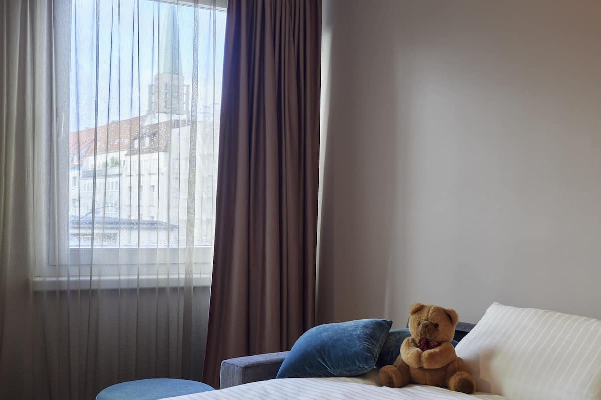 Perhehuone, 1 parisänky ja vuodesohva | Työpöytä, kannettavalle tietokoneelle sopiva työtila, pimennysverhot