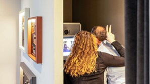 A room with a door, a wall-mounted security camera, and a framed picture. - ibis Styles Bielefeld (Bielefeld)