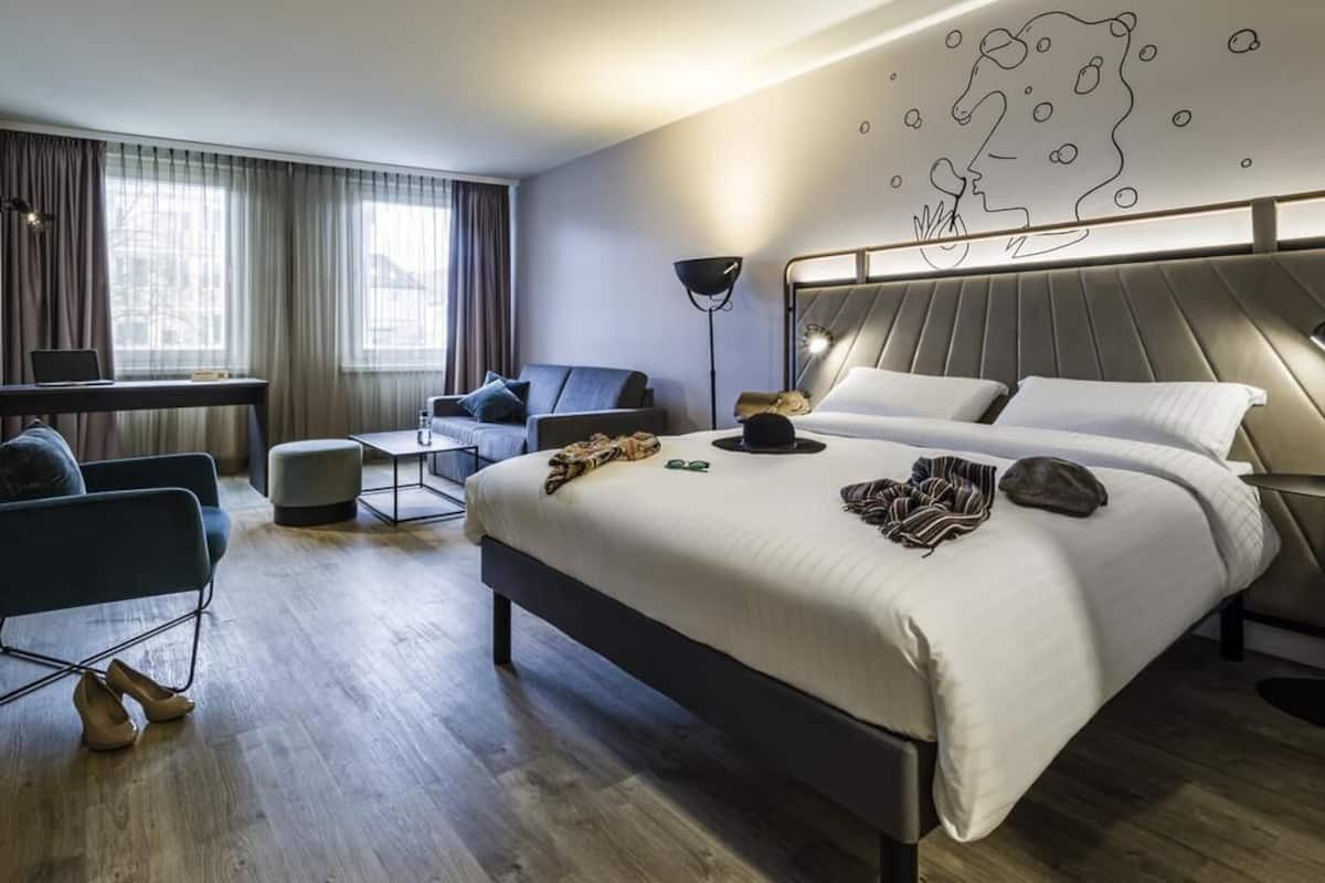 Escritorio, espacio para trabajar con laptop y cortinas blackout