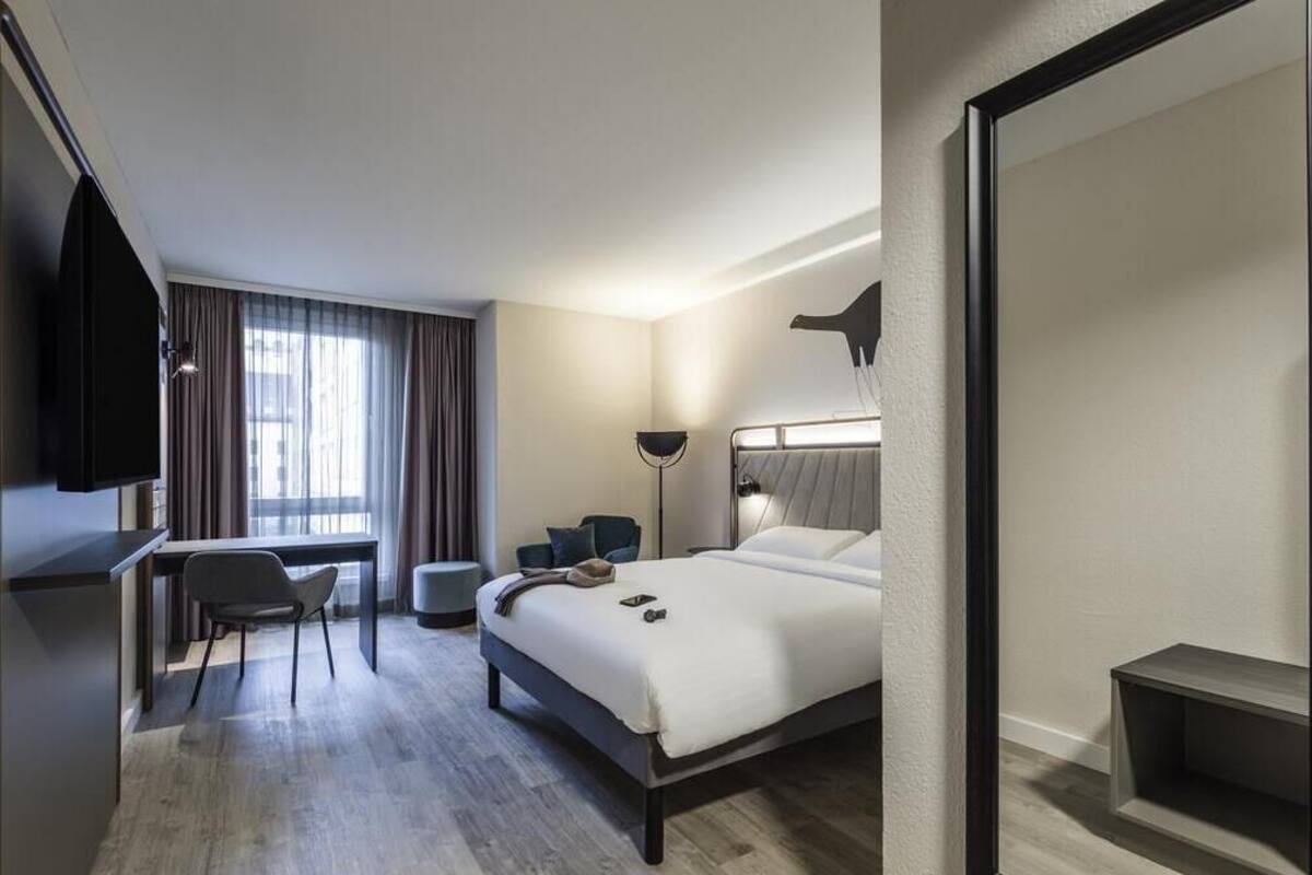 Escritorio, espacio para trabajar con laptop y cortinas blackout 