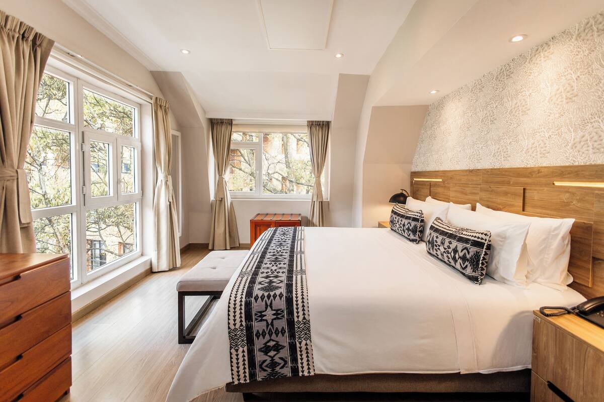 Ropa de cama de alta calidad y caja de seguridad en la habitación