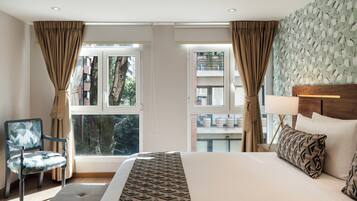 Grand Suite, 1 King Bed | Premium bedding, in-room safe, desk, blackout drapes