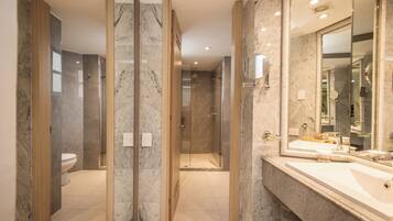 Shower, rainfall showerhead, free toiletries, hair dryer