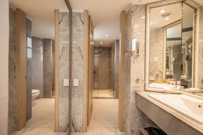 Douche, douche à « effet pluie », articles de toilette gratuits