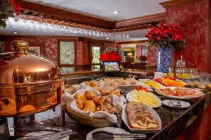 Colazione a buffet, servita tutte le mattine (15 USD a persona) 