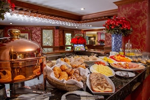 Desayuno buffet (USD 15 por persona) 