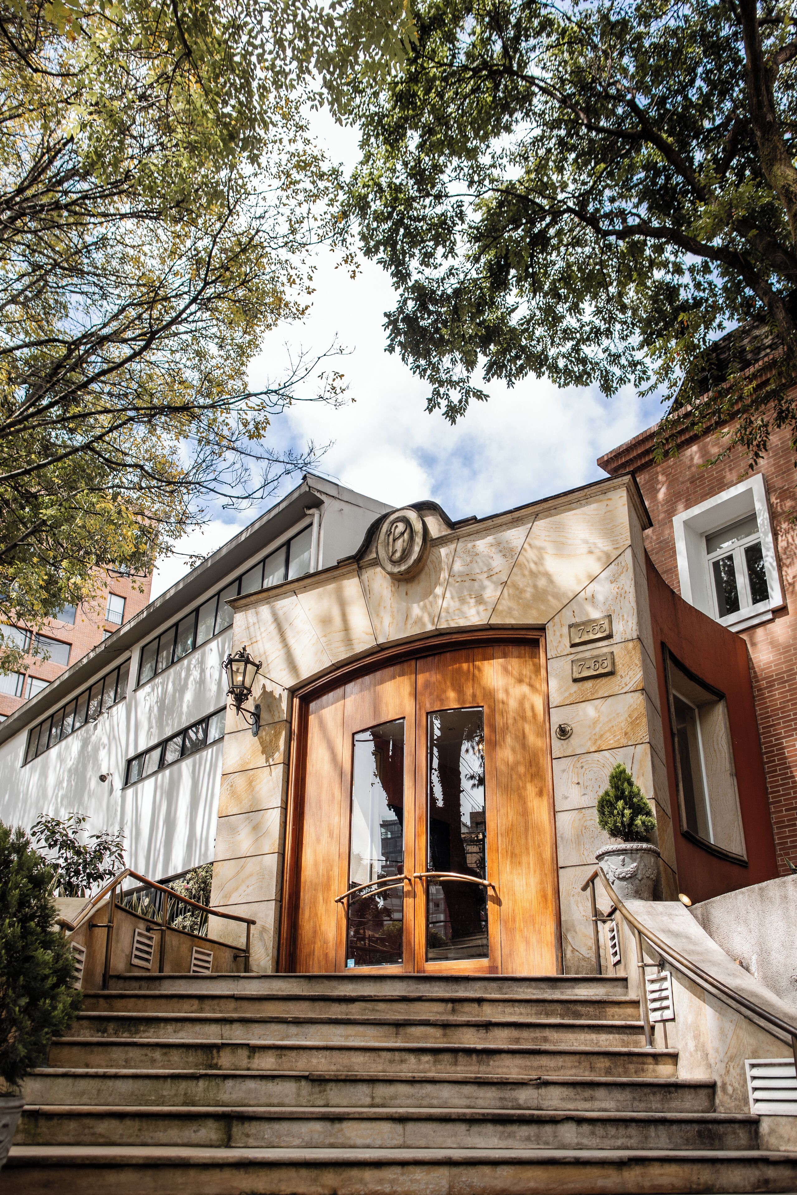 Vista frontal de la propiedad