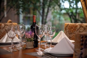 Petit déjeuner, déjeuner et dîner servis sur place