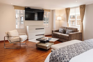 Junior Studio Suite, 1 King Bed | Premium bedding, in-room safe, desk, blackout drapes - Hotel Portón de la Cabrera (Bogotá)