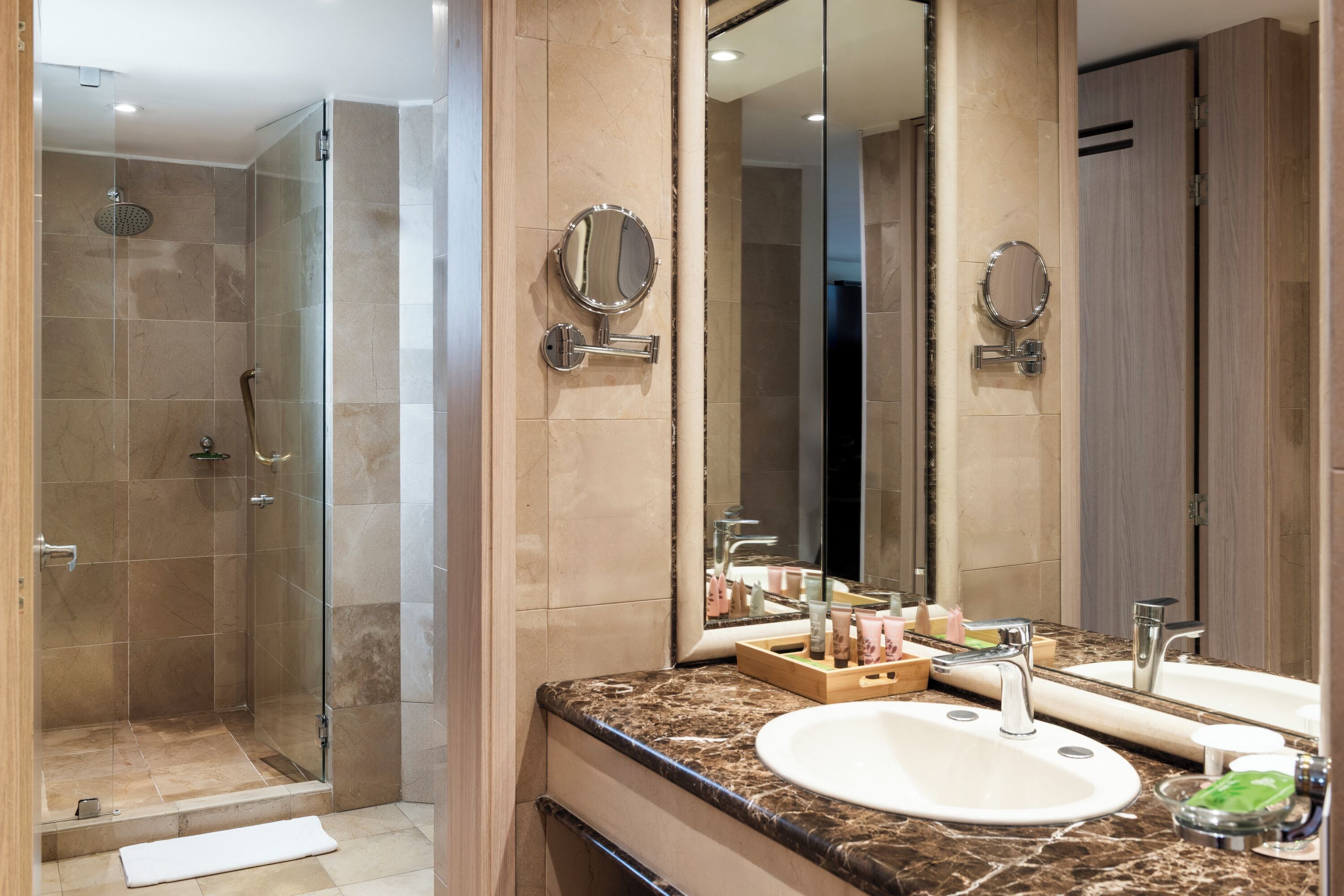 Habitación Premium con 2 camas individuales, 2 camas de matrimonio | Baño | Ducha y cabezal de ducha tipo lluvia