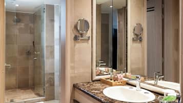Premium Twin Room, 2 Queen Beds | Bathroom