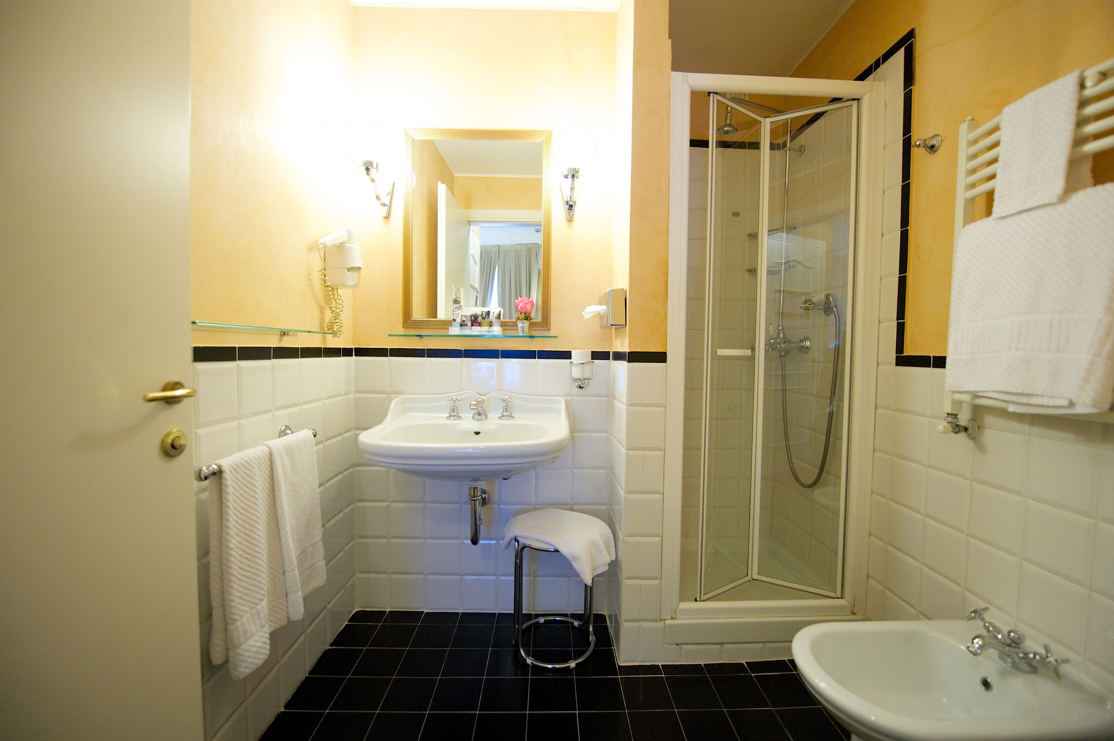 standard room, 1 single bed, non smoking | bathroom | eco-friendly toiletries, hair dryer, bidet, towels