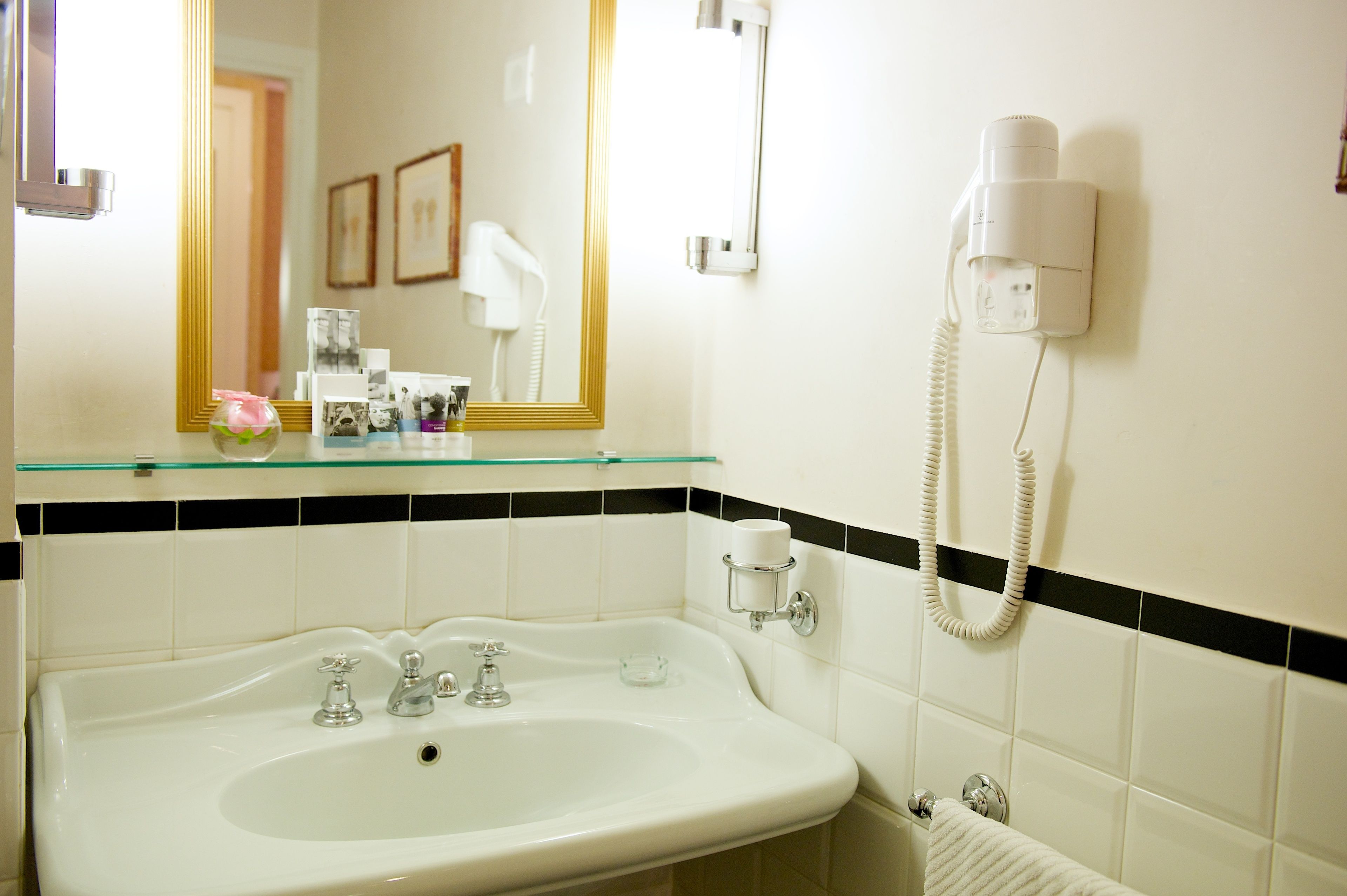 standard room, 1 double bed, non smoking | bathroom | eco-friendly toiletries, hair dryer, bidet, towels
