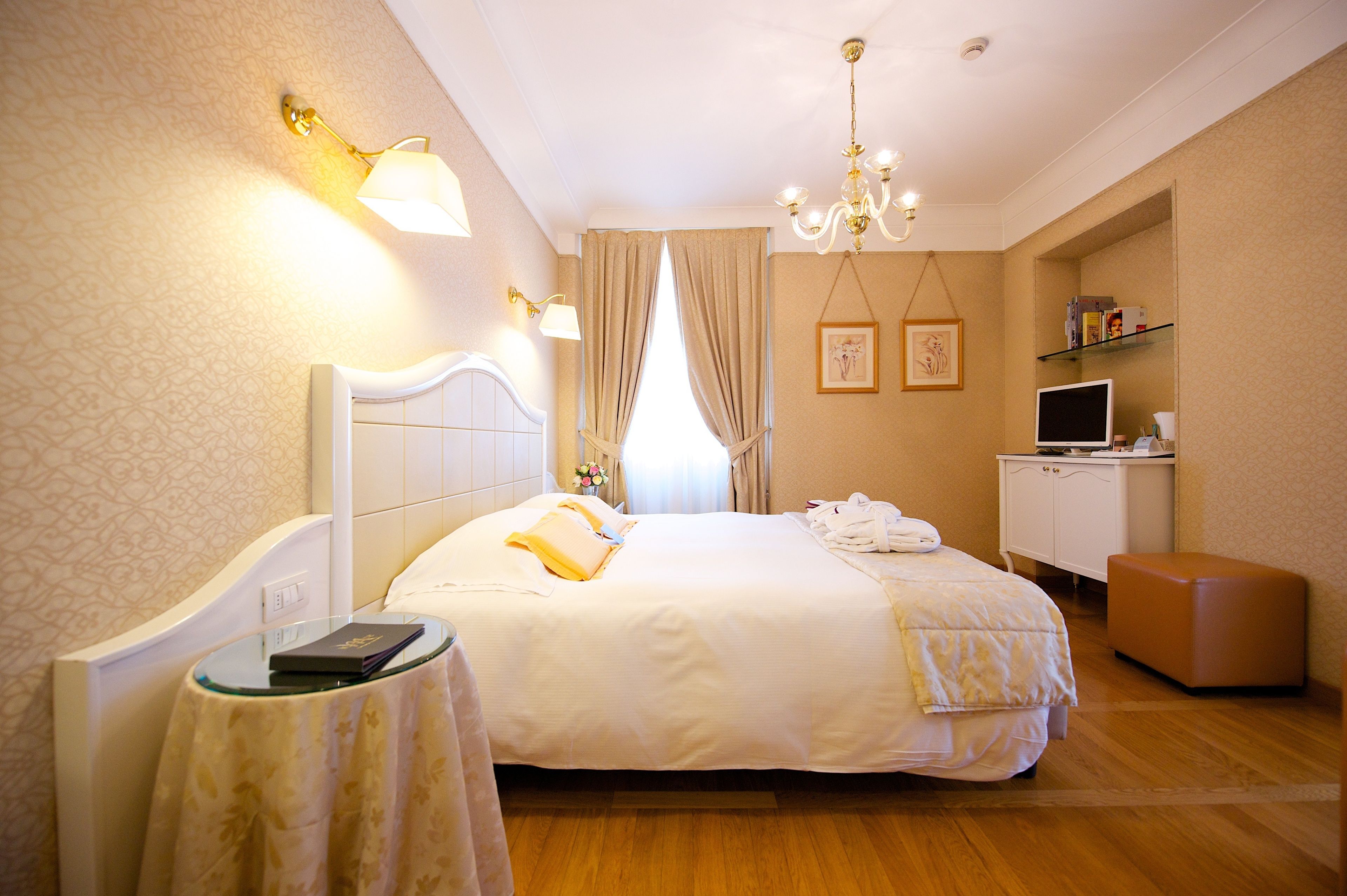 standard room, 1 double bed, non smoking | premium bedding, select comfort beds, minibar, in-room safe