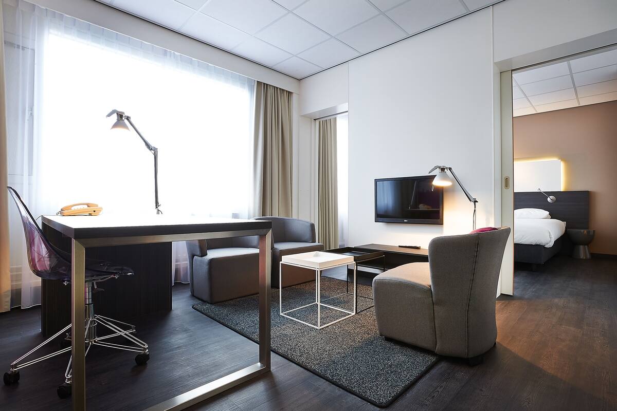suite | desk, blackout curtains, free wifi, bed sheets