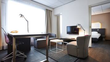 Suite | Een bureau, verduisterende gordijnen, gratis wifi, beddengoed