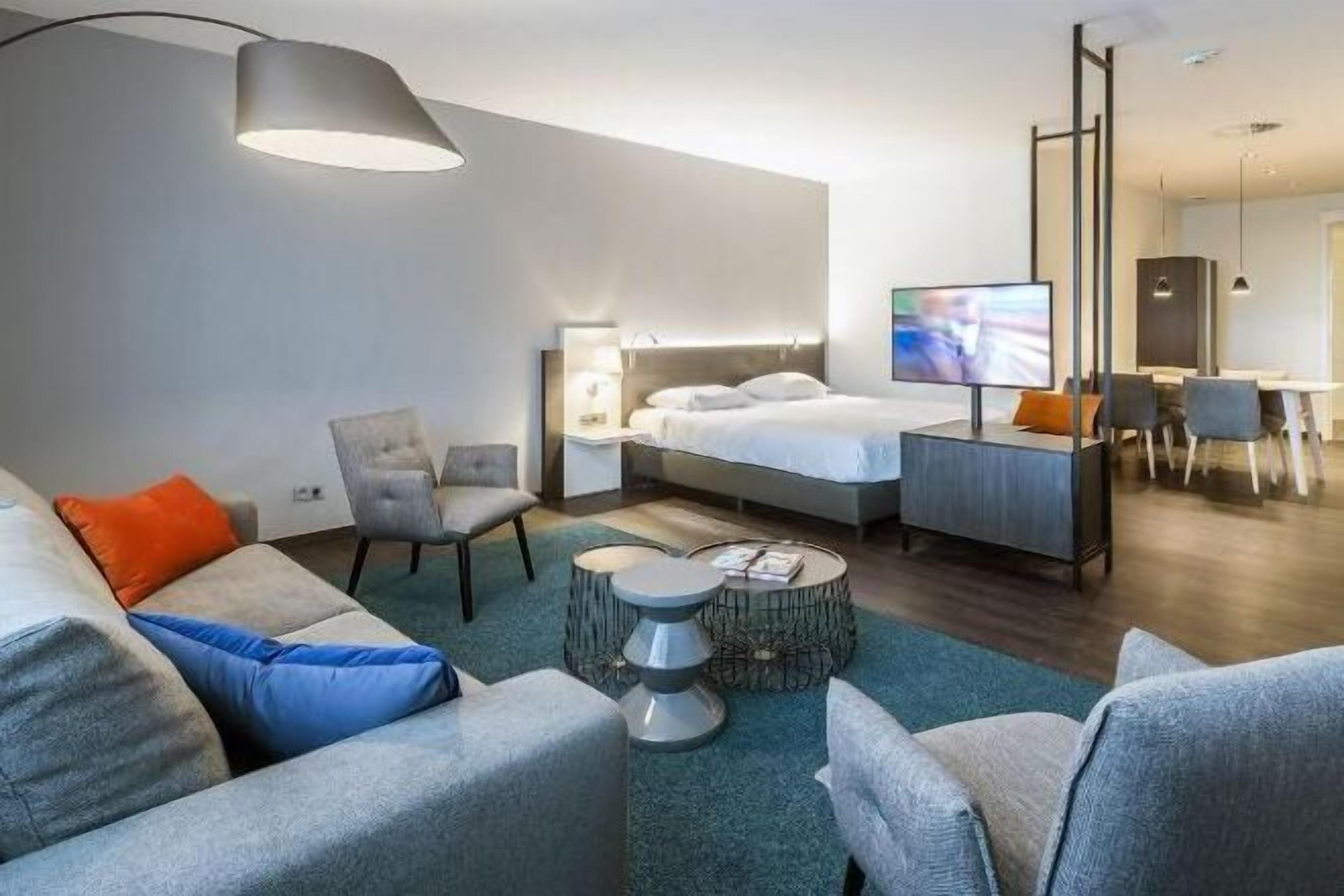 Escritorio, cortinas blackout, wifi gratis y ropa de cama 