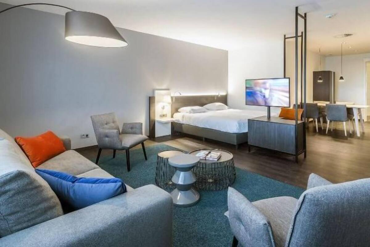 Escritorio, cortinas blackout, wifi gratis y ropa de cama