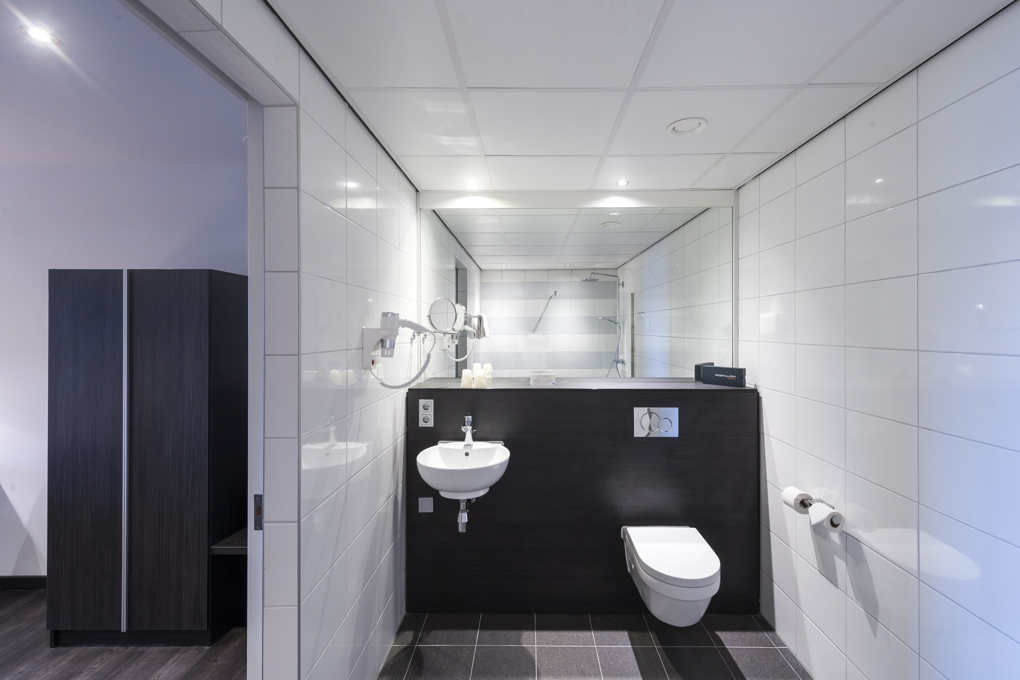 executive suite | bathroom | shower, rainfall showerhead, free toiletries, towels