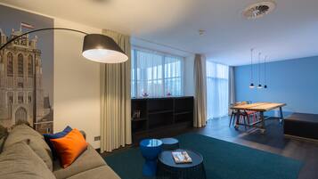 Executive suite | Woonruimte | Een 32-inch televisie met kabelzenders